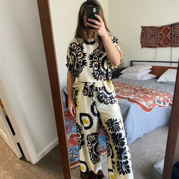 MELLODAY Black and Yellow Floral SET. Includes blouse and pants. - Picture 7 of 7